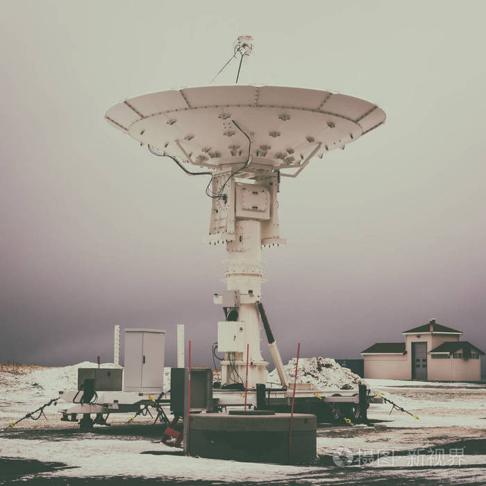 移动卫星天线雷达站在戏剧性的阴天背景空间研究中心老式图像