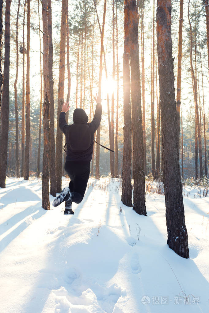 一个人走过冬天的森林