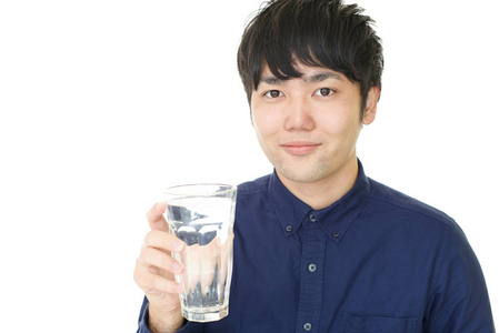 喝水男人图片