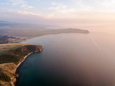 夕阳照耀着贝加尔湖小海湾。 俄罗斯奥克洪岛。 从无人机上拿走的