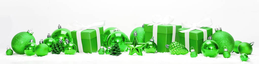 在白色背景下观看绿色圣诞假日装饰