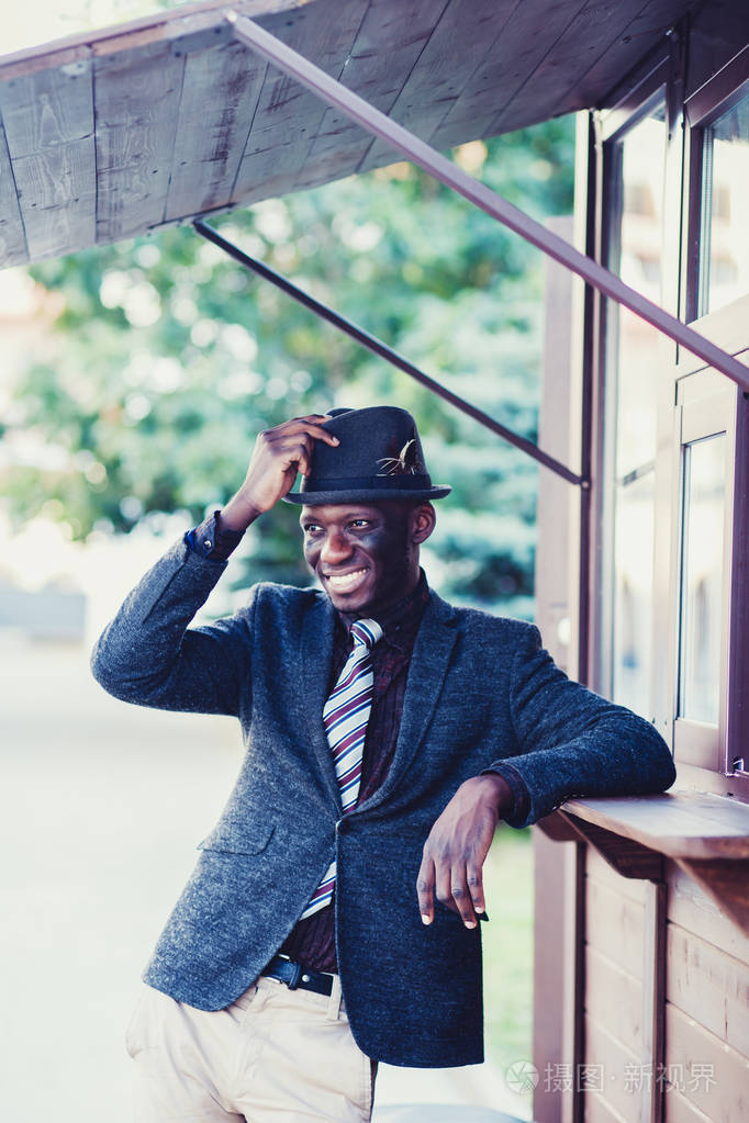 穿着西装戴着帽子的美国黑人微笑