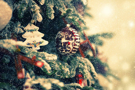 装饰圣诞树假日背景。