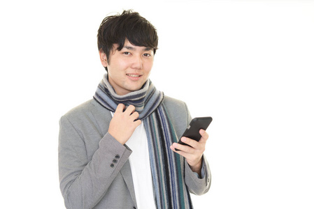 亚洲男人拿着一部智能手机