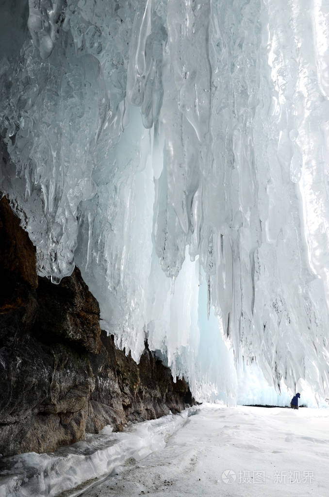 冰溅在冰封的岩石上冰封时形成的石头