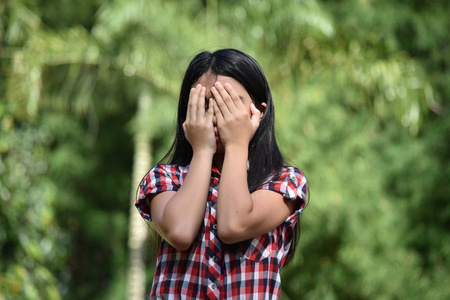 可耻的娇小的少数民族女孩青年照片