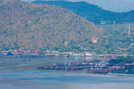 大坝内的美景和泰国SRI纳卡林大坝坎恰纳伯里明亮天空上的游艇。