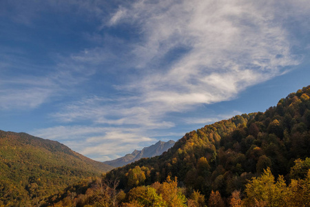 索契和罗莎库特山地度假胜地秋色的自然和山景