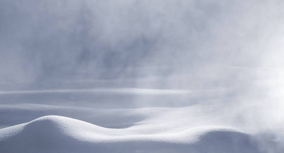 冬季背景。 冬天明亮的景观，雪堆和降雪。