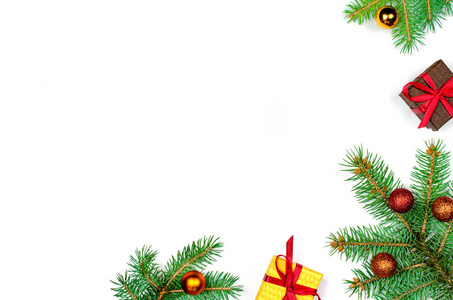 圣诞平躺背景。 顶部视图礼品卡与空白白色空间。