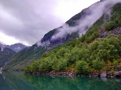 贝德胡斯湖，位于挪威霍达兰县的Forgefonna国家公园