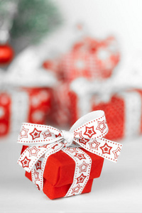 白色背景的圣诞节红色礼品盒