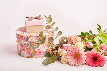 浅背景带花的粉红色礼品盒