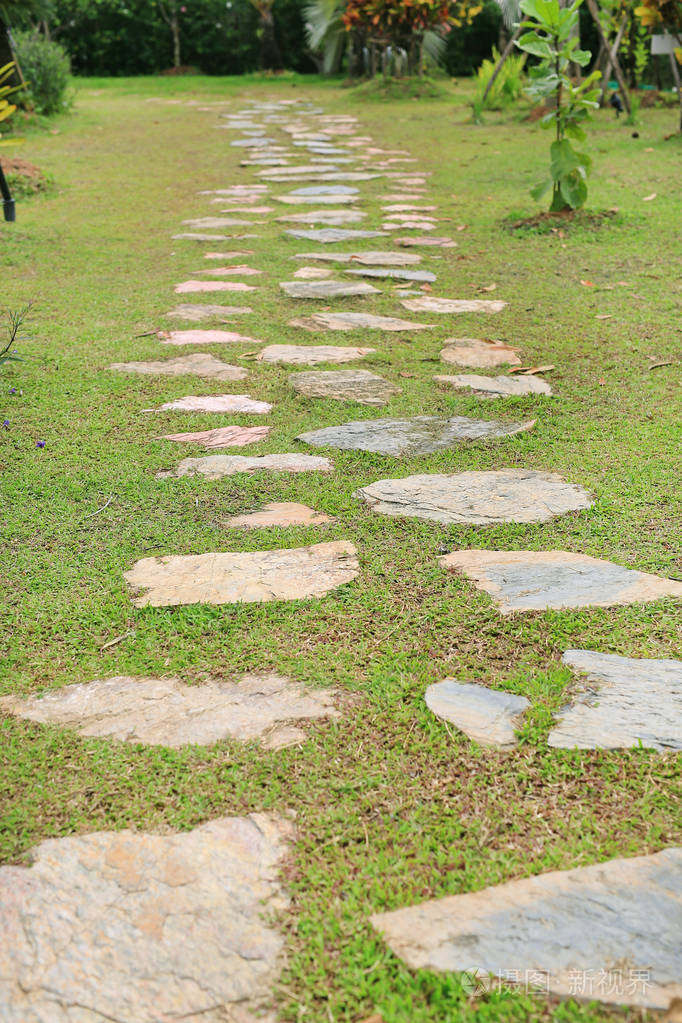 草地背景的公园石径