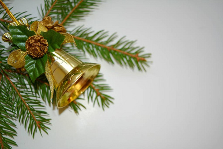 圣诞节和新年装饰钟杉树枝白色背景
