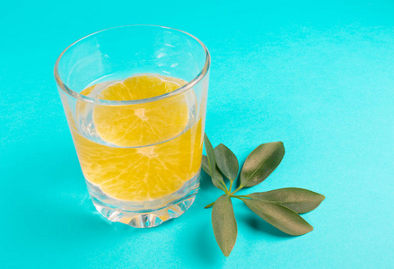 柠檬水放在透明的玻璃杯里，加橙橙汁饮料