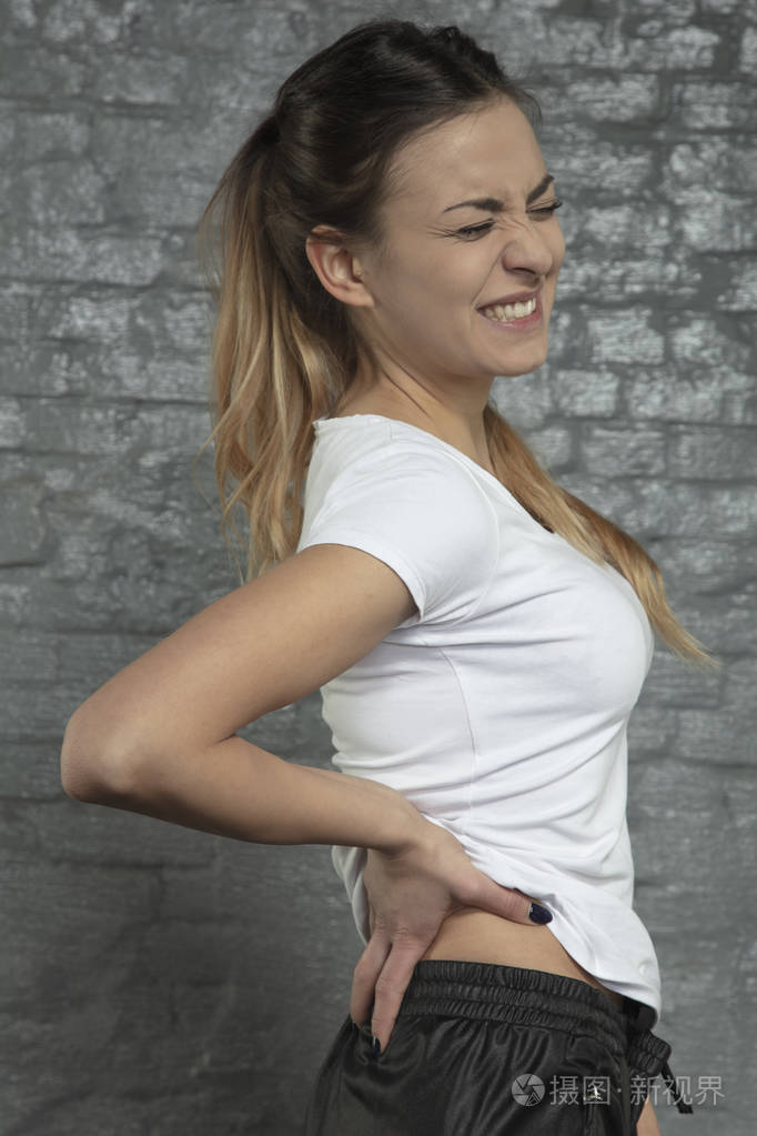 女人显示她背部疼痛