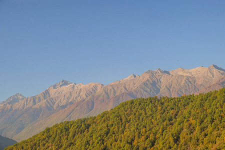 索契和罗莎库特山地度假胜地秋色的自然和山景