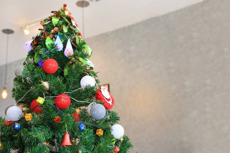 圣诞树与装饰物品圣诞节时间和冬季背景。
