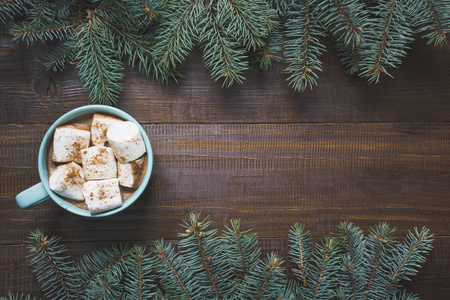 圣诞杯热咖啡与棉花糖糖在木板上。 新年。 假日卡。 乡村风格。 顶部视图和复制空间。