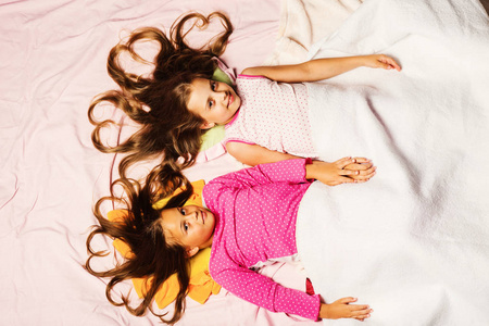 童年和早晨的概念。穿着粉色睡衣的孩子