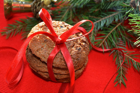 圣诞节和新年饼干甜冷杉树枝红色背景