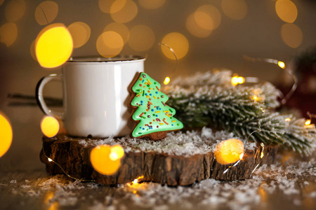 假日传统美食烘焙店..姜饼绿色圣诞树在舒适的装饰与花环灯和一杯热咖啡。