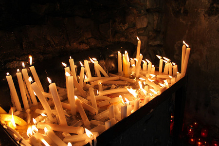 在黎巴嫩的一座教堂里,点燃的蜡烛默默地融化了.照片