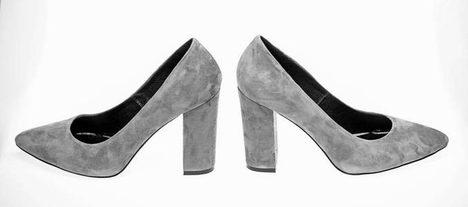 鞋由灰色麂皮绒在白色背景, 孤立。穿高跟鞋的女人穿的鞋。一对时髦的高跟鞋。女鞋概念