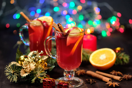 在木制背景上的葡萄酒, 配以蜡烛松树树枝和圣诞灯。选择性对焦