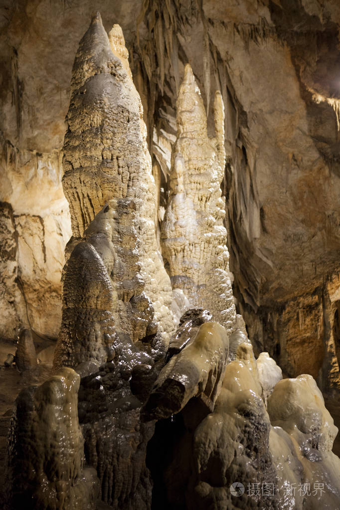 溶洞内岩溶石笋岩的形成