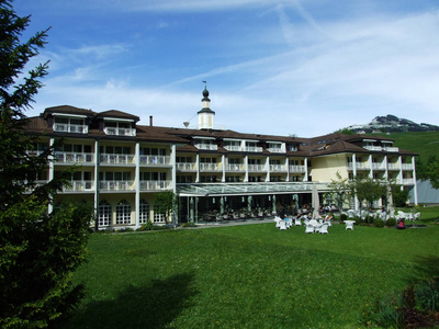 酒店和度假村，在瑞士阿尔卑斯山有一个游泳水疗中心。