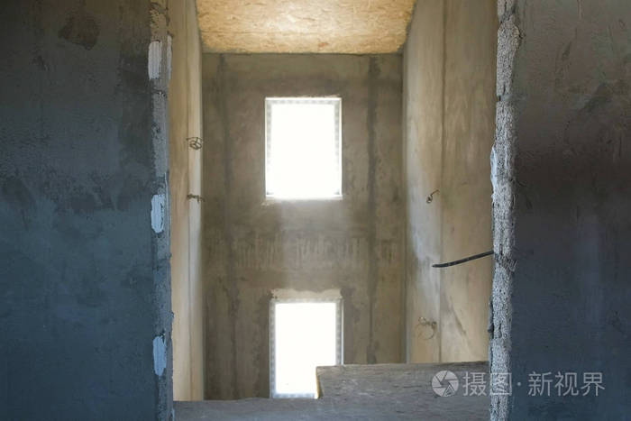 粗糙完成空房间的水泥墙壁和地板没有门