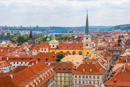 布拉格历史中心与布拉格城堡全景，捷克共和国的红色屋顶。