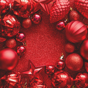 红色圣诞框架。 圣诞球星锥和心在红色火花背景。 平躺着。 上面的风景。 复制空间。 色调