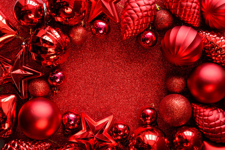 红色圣诞框架。 圣诞球星锥和心在红色火花背景。 平躺着。 上面的风景。 复制空间