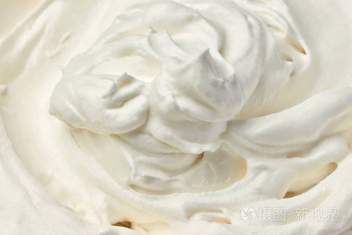 白色背景上的白色鲜奶油或酸奶油