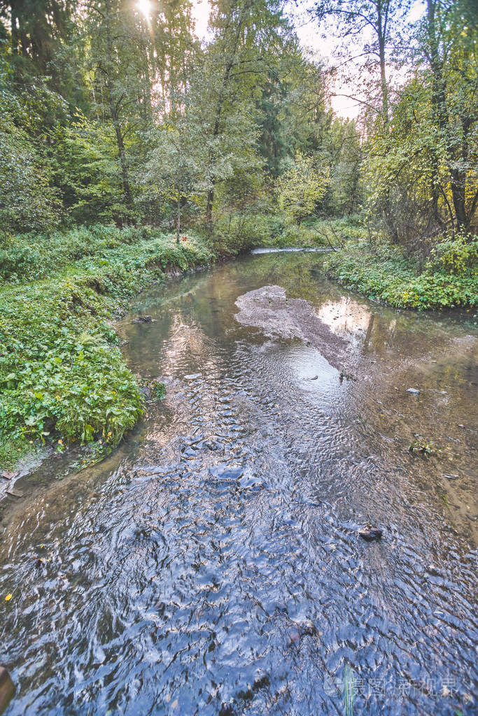 秋天森林里的一条小河照片-正版商用图片15dzgn-摄图新视界