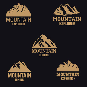 一组金色风格的山图标，孤立在黑暗的背景上。 标志标签标志的设计元素。 矢量插图