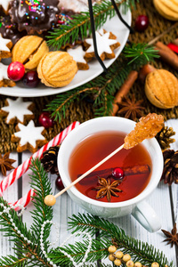 圣诞节茶时间。 一杯冬天热辣的茶，配上肉桂八角和蜂蜜。 选择性聚焦。