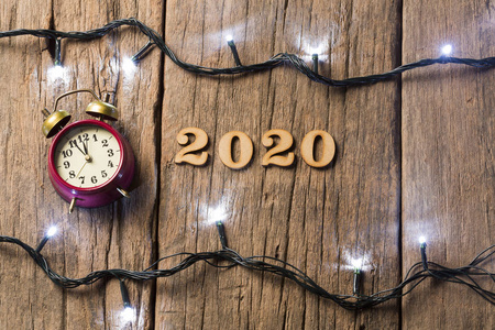 新年快乐木制背景。 2020