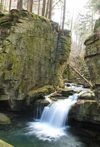 捷克共和国贝斯基山萨提纳溪上的小瀑布