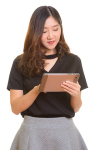 使用数字平板电脑的年轻快乐亚洲女商人