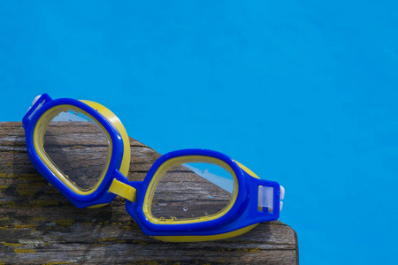 游泳池里的潜水护目镜