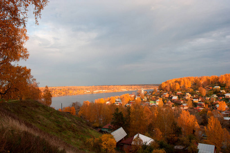 秋天伏尔加河上的普莱斯城