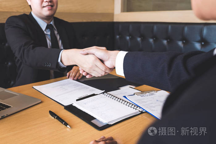 成功的面试与老板和员工握手后,谈判或面试职业和安置概念.