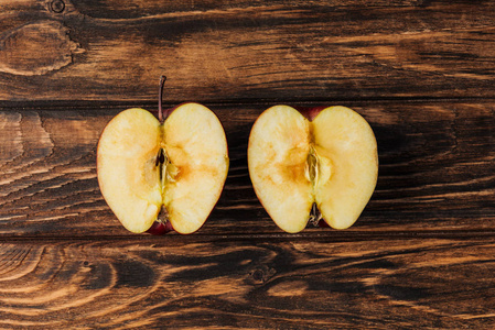 木制桌子上切下的成熟苹果半身的俯视图