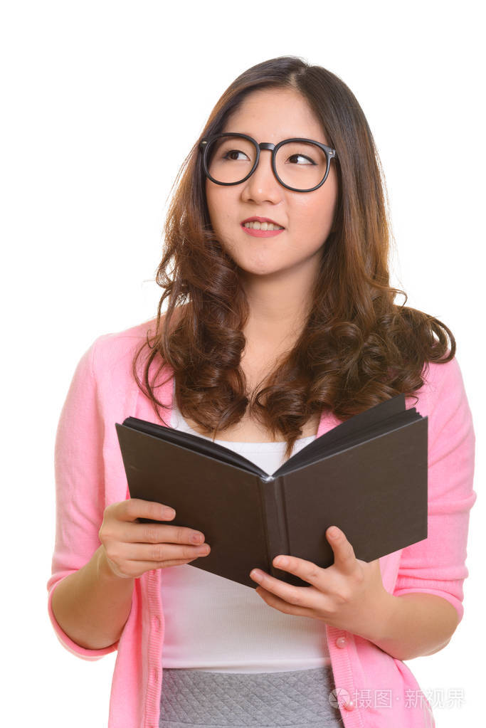 年轻快乐的亚洲女子捧着思维则是一本书