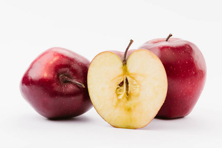 白色背景下切成整个红色美味的苹果