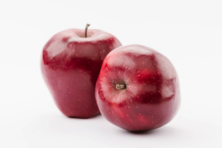 成熟的大红苹果，白色背景的美味苹果